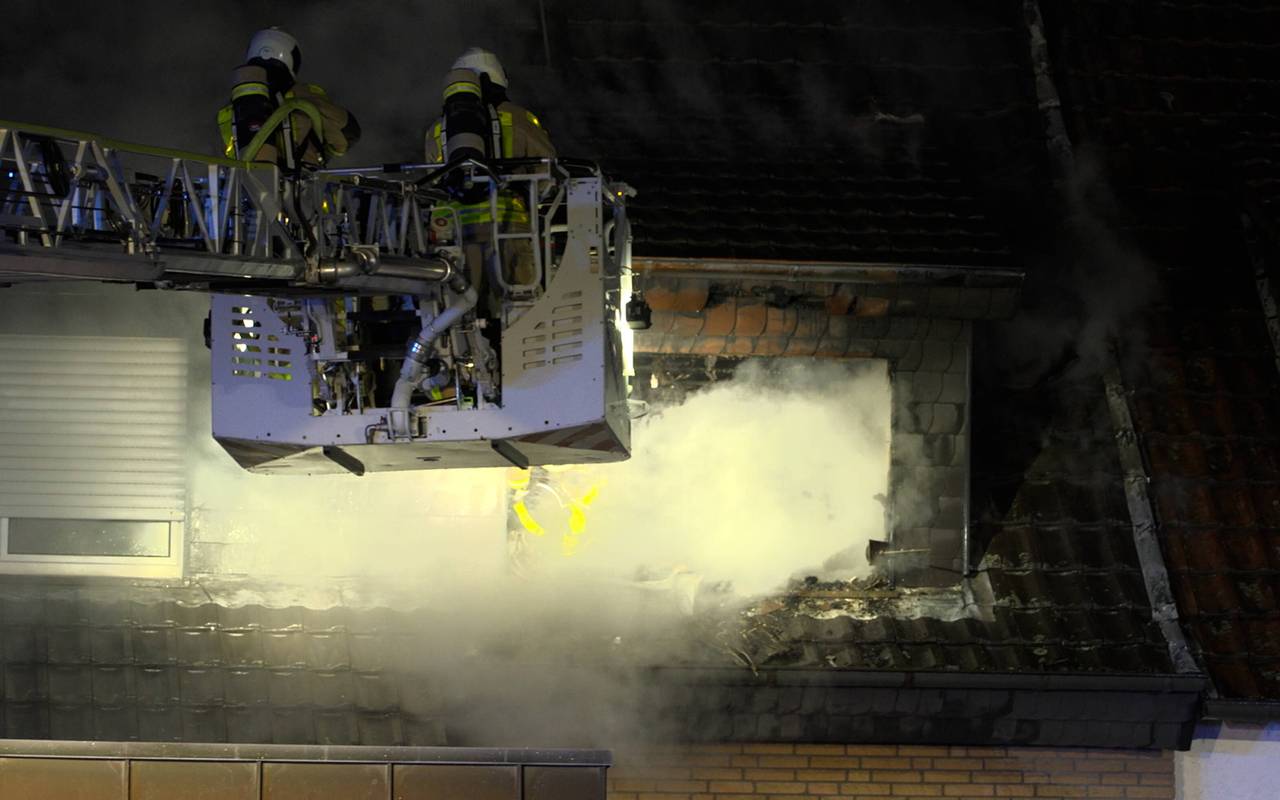 Die Feuerwehr versuchte unter anderem von ein Drehleiter aus, das Feuer in dem Dorstener Wohnhaus zu löschen.
