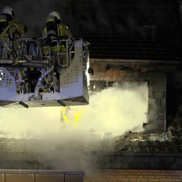 Die Feuerwehr versuchte unter anderem von ein Drehleiter aus, das Feuer in dem Dorstener Wohnhaus zu löschen.
