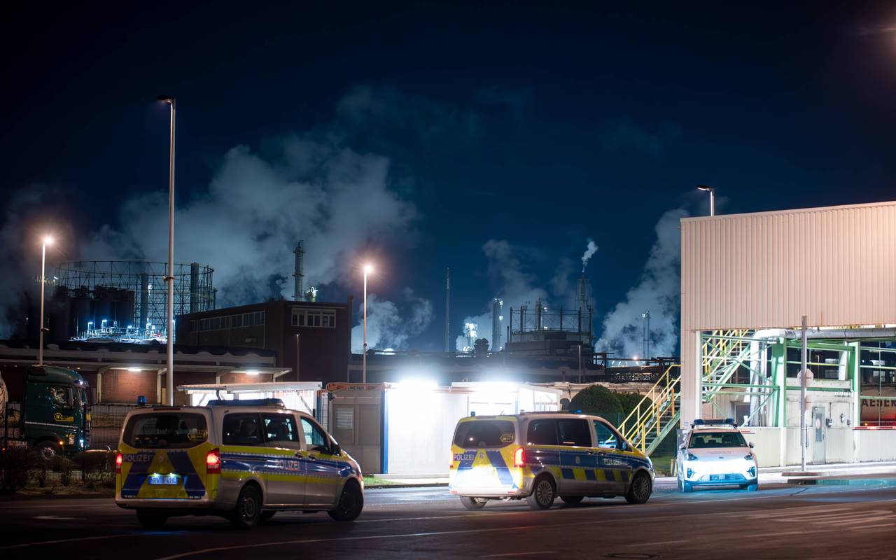 Die Polizei war mit mehreren Einsatzwagen auf dem gesamten Chemiepark-Gelände in Marl im Einsatz.