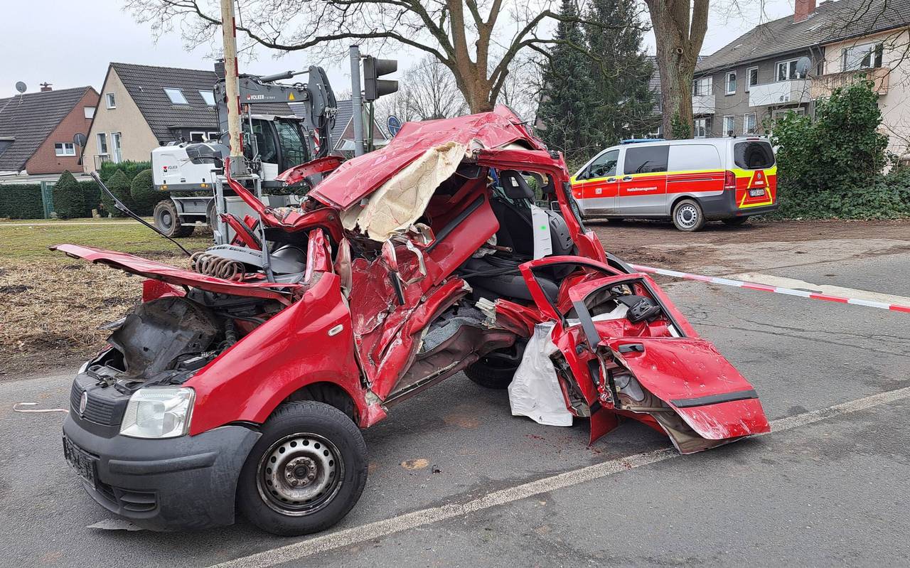 Die S9 erfasste den PKW am Bahnübergang in Herten-Westerholt.