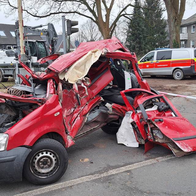 Die S9 erfasste den PKW am Bahnübergang in Herten-Westerholt.