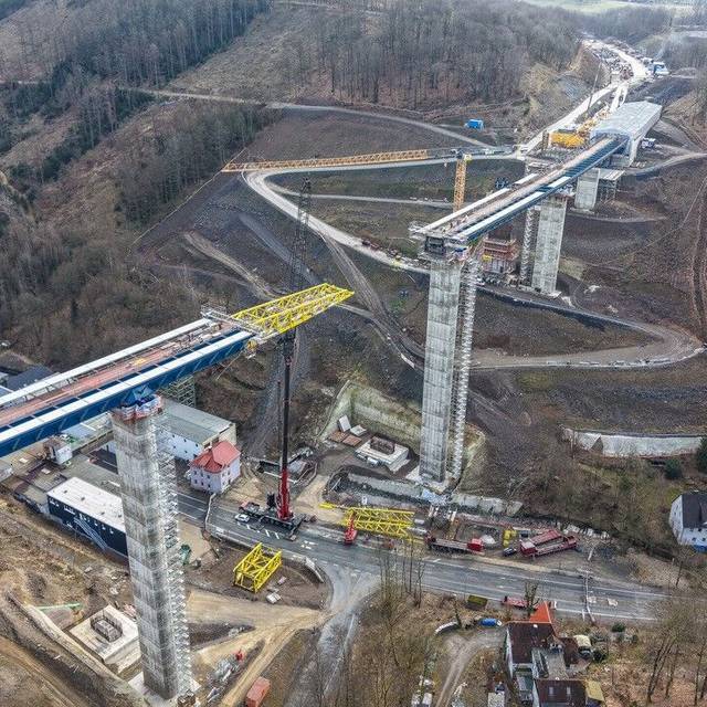 Der Bau der Talbrücke Rahmede ist auf dem Bild zu erkennen.