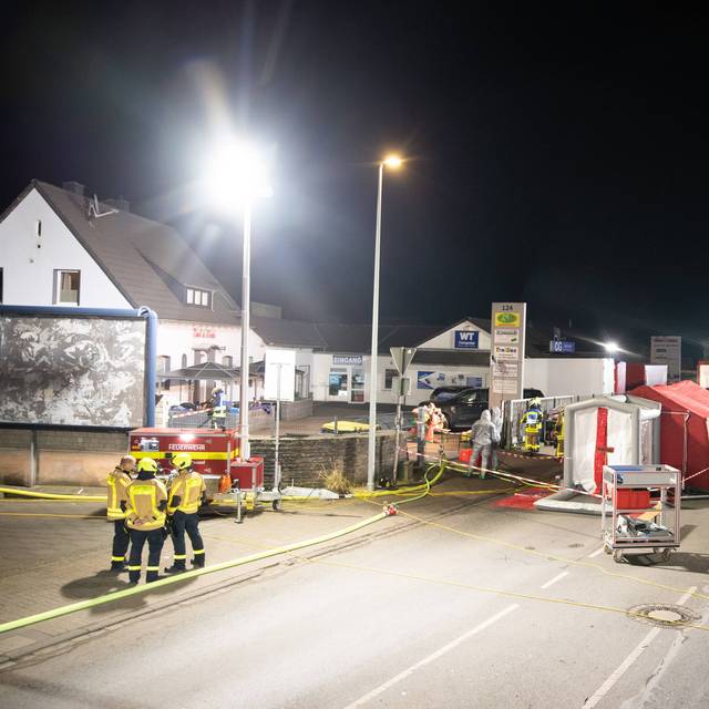 Vor dem Motel in Castrop-Rauxel baute die Feuerwehr unter anderem Schutzzelte auf.