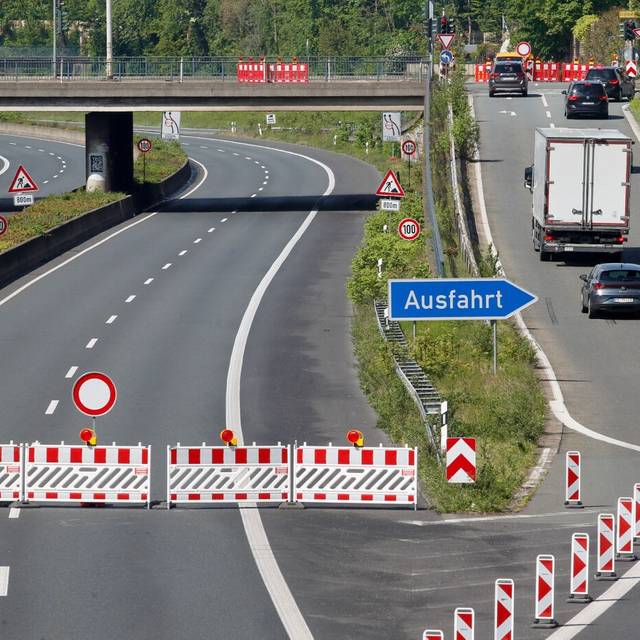 Autos werden von der A40 bei Mülheim wegen einer Großbaustelle an Bahnbrücken abgeleitet. In der Baustelle werden ab dem Abend des 13.08. zwei Behelfsbrücken aufgebaut. Die A40 wird dafür bis zum Morgen des 23. August gesperrt.