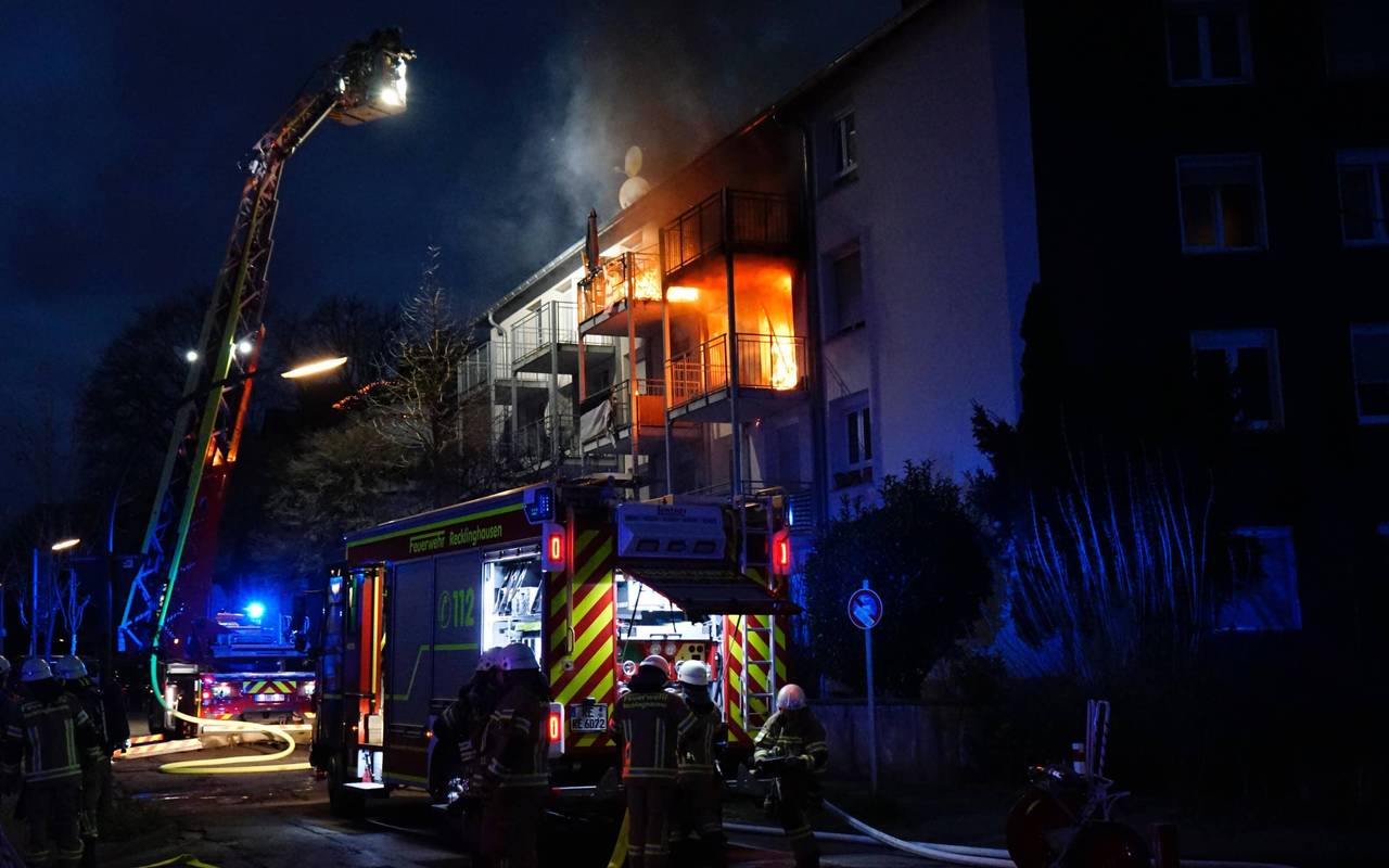 Von der Drehleiter aus löschte die Feuerwehr den Wohnungsbrand in Recklinghausen.