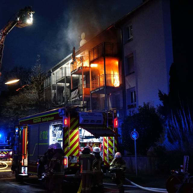 Von der Drehleiter aus löschte die Feuerwehr den Wohnungsbrand in Recklinghausen.