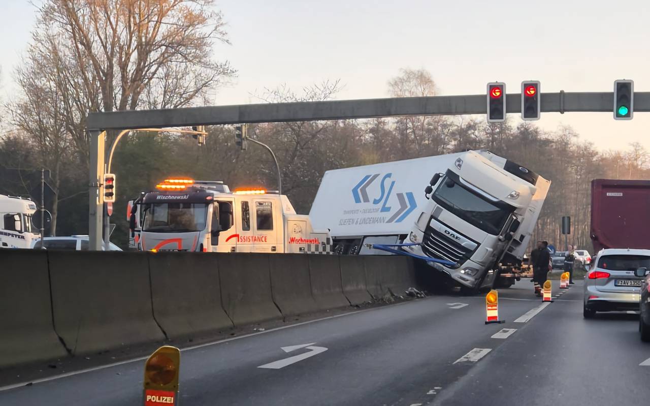 Der LKW fuhr in einer Kurve auf der B224 auf die Betonwand auf.