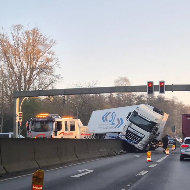 Der LKW fuhr in einer Kurve auf der B224 auf die Betonwand auf.