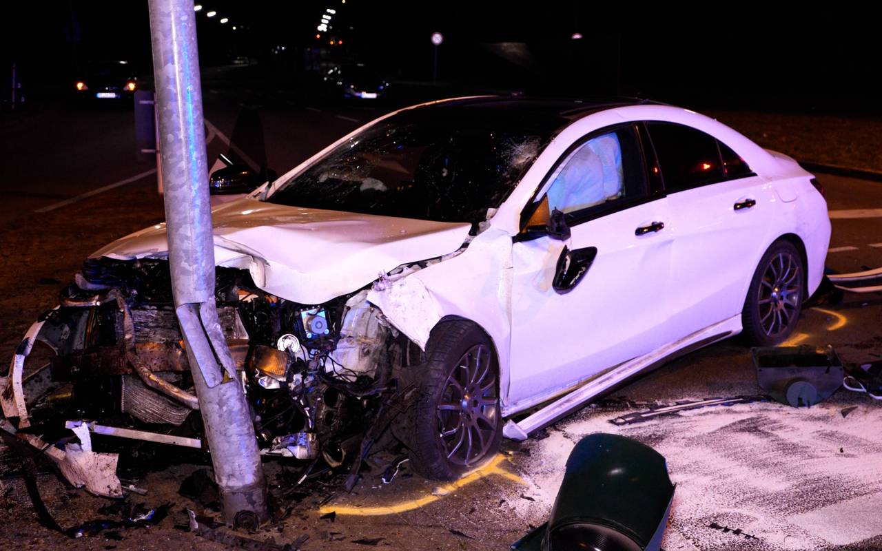 Ein weißer Mercedes krachte bei dem Unfall in Marl gegen einen Ampelmast.