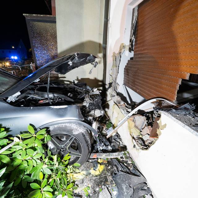 Das Auto hinterließ bei dem Unfall immensen Schaden an der Hauswand und in der Erdgeschosswohnung.