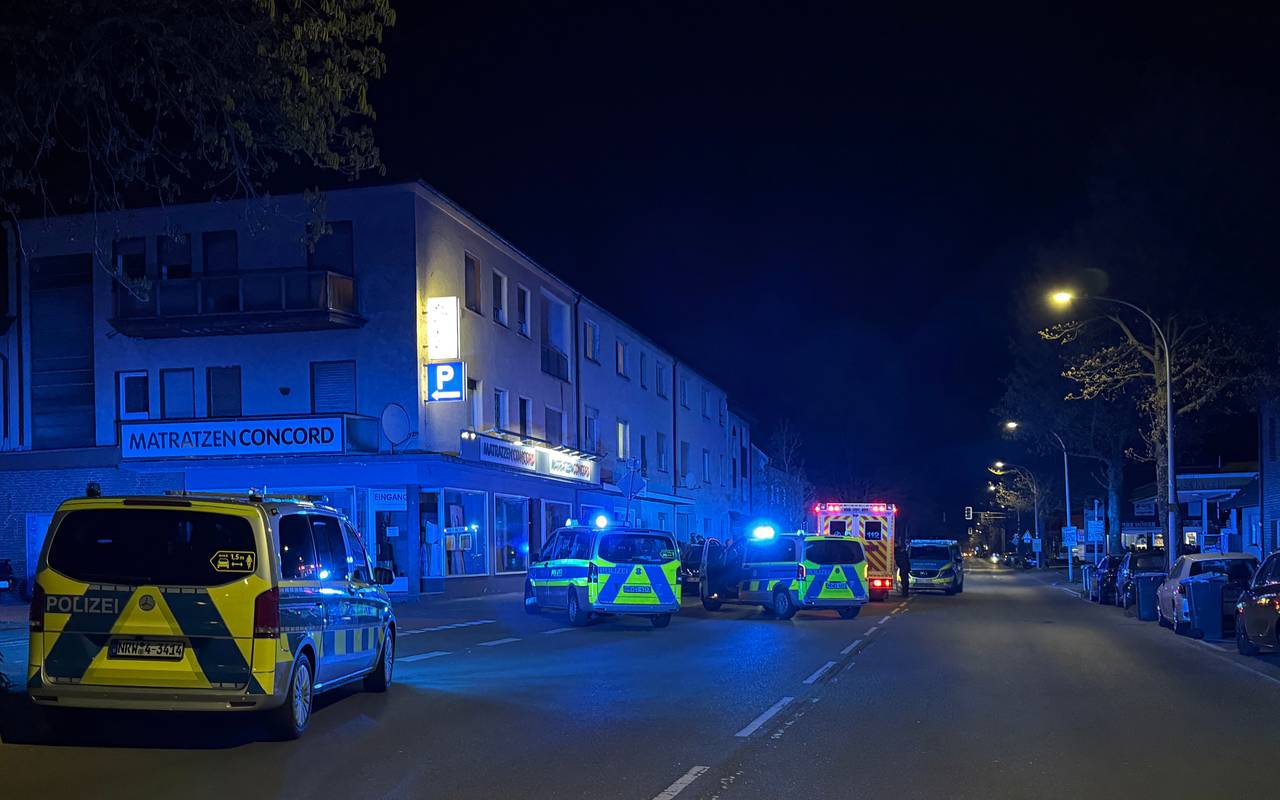 Mehrere Polizeiwagen standen vor dem Tatort an der Weseler Straße in Haltern.