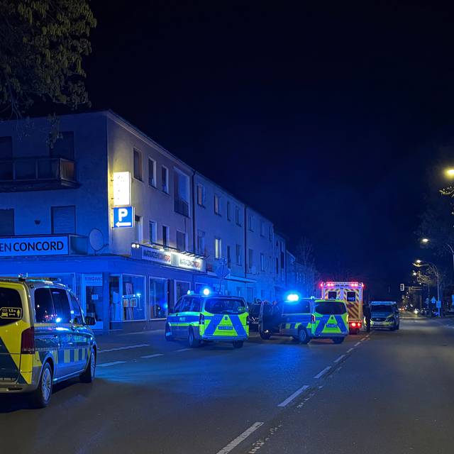 Mehrere Polizeiwagen standen vor dem Tatort an der Weseler Straße in Haltern.