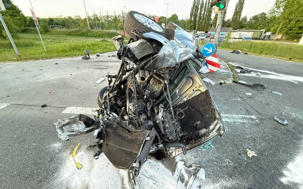 Das Auto blieb nach dem Crash mit der Ampel in Datteln total zerstört auf der Seite liegen.