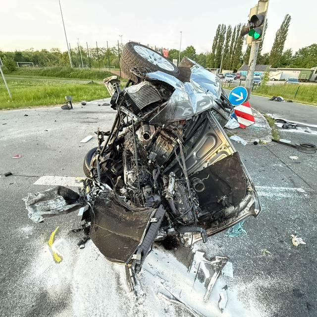 Das Auto blieb nach dem Crash mit der Ampel in Datteln total zerstört auf der Seite liegen.