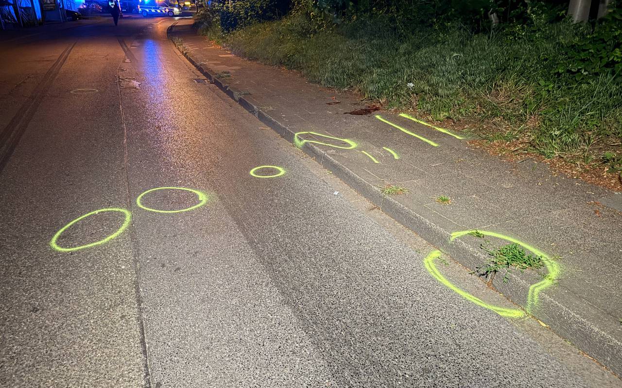 Auf dem Bürgersteig in Marl sind Markierungen der Polizei und ein großer Blutfleck nach dem Fahrradunfall zu sehen.