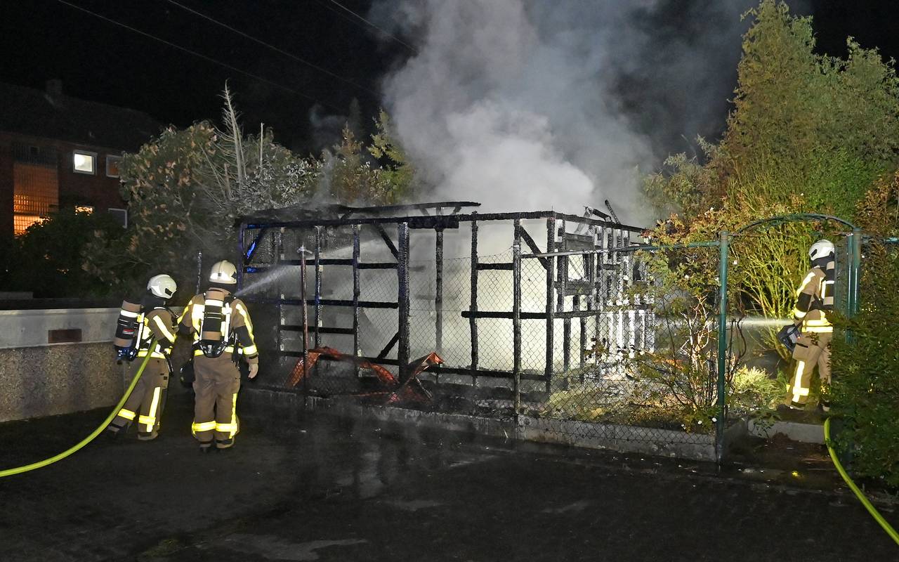 Von dem Gartenhaus in Hervest-Dorsten blieb nach dem Brand nur noch ein Gerippe übrig.