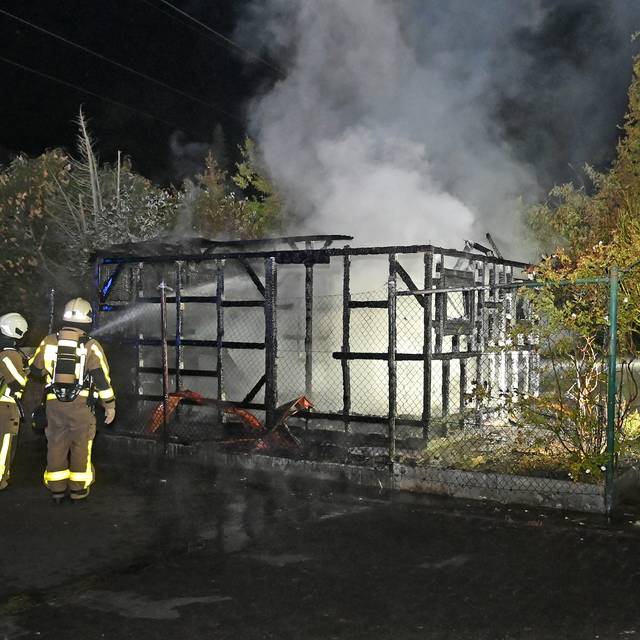 Von dem Gartenhaus in Hervest-Dorsten blieb nach dem Brand nur noch ein Gerippe übrig.