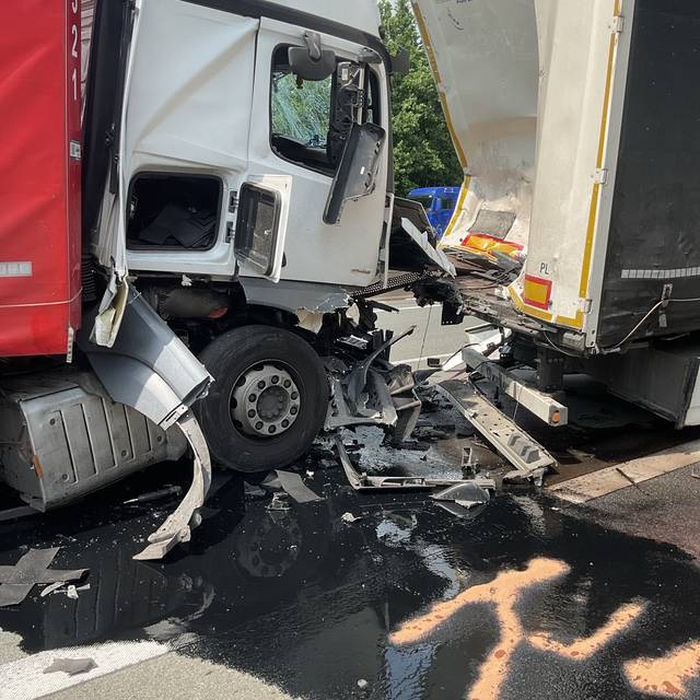 Bei dem Unfall wurden alle drei LKW stark beschädigt, es liefen jede Menge Betriebsstoffe aus.