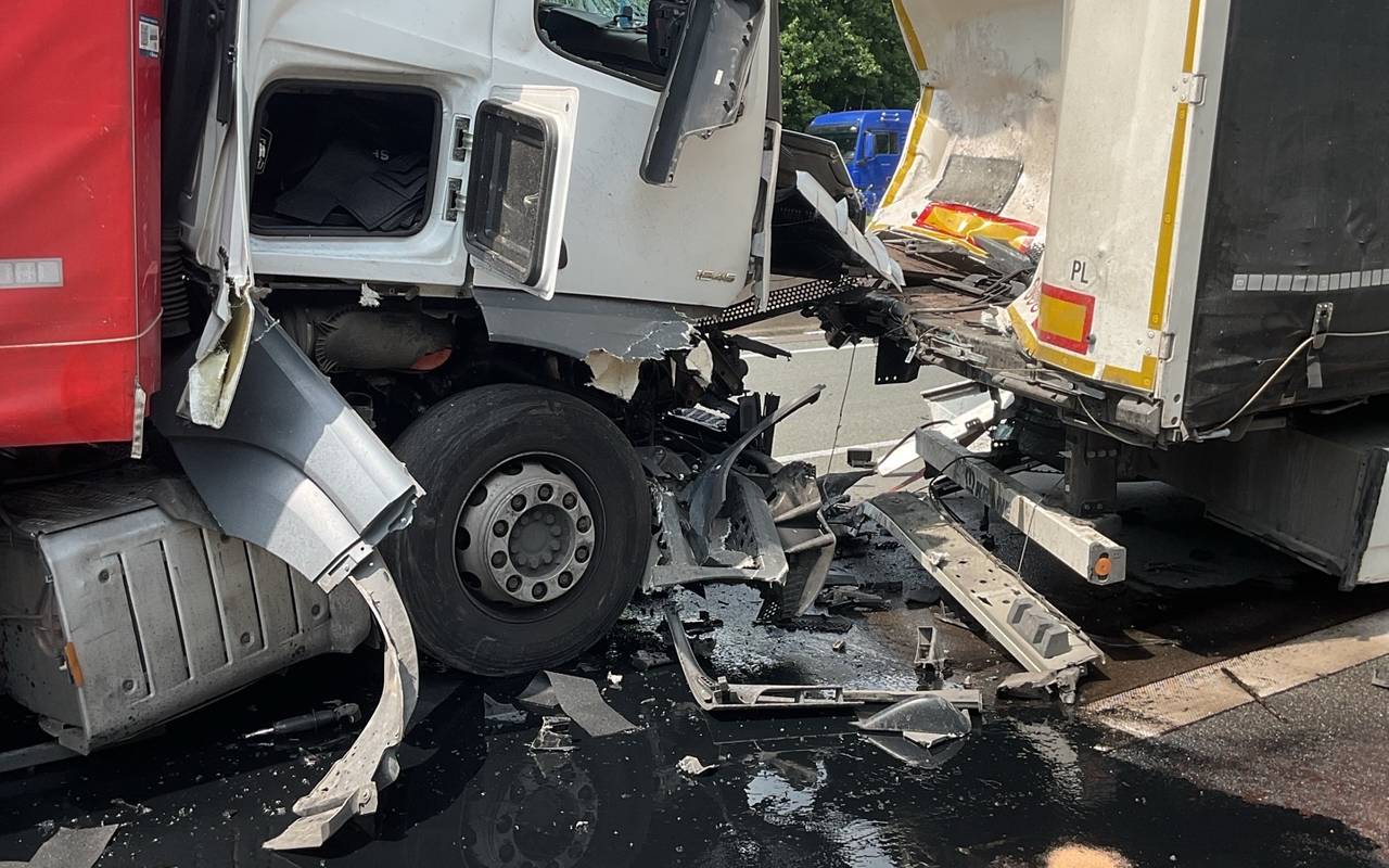 Bei dem Unfall wurden alle drei LKW stark beschädigt, es liefen jede Menge Betriebsstoffe aus.