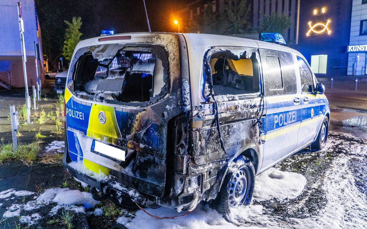 Der Polizeistreifenwagen wurde durch den Brand in Recklinghausen erheblich beschädigt.