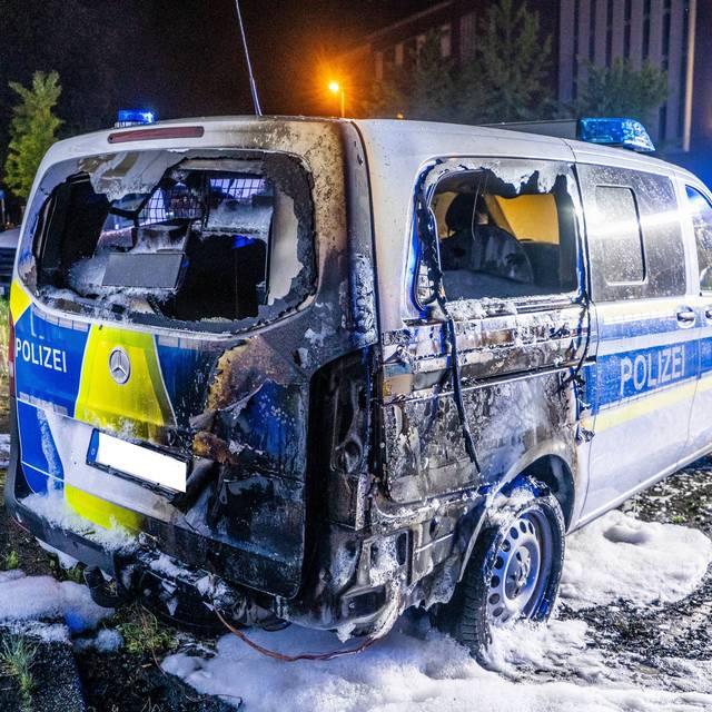 Der Polizeistreifenwagen wurde durch den Brand in Recklinghausen erheblich beschädigt.