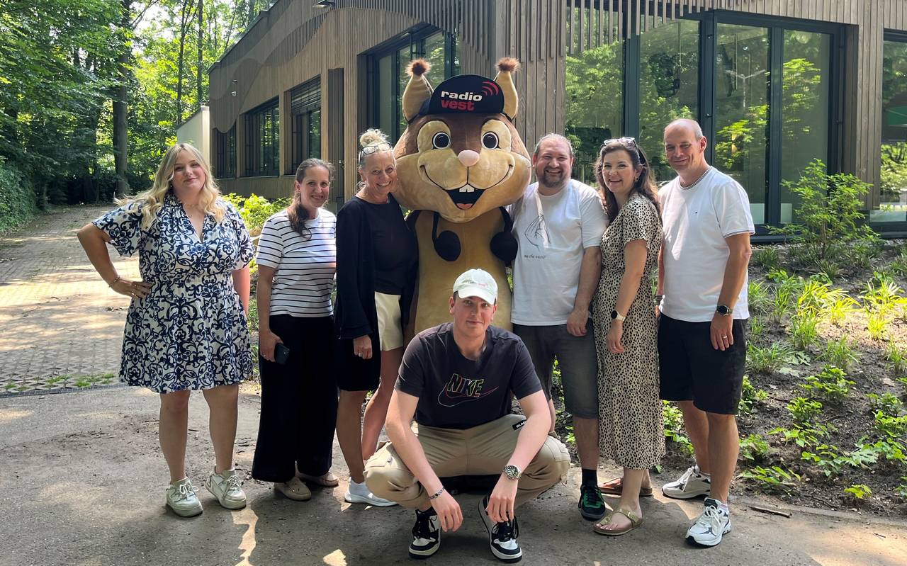 Das Radio Vest Team mit dem neuen Eichhörnchen-Maskottchen.