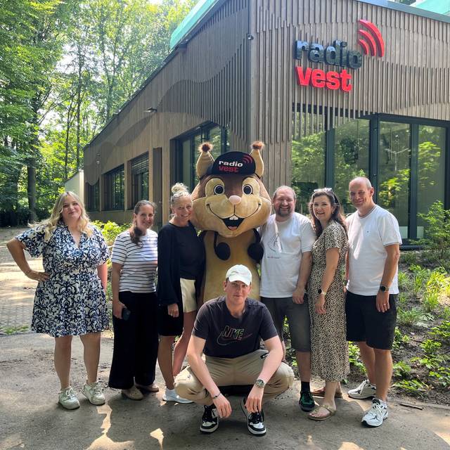 Das Radio Vest Team mit dem neuen Eichhörnchen-Maskottchen.