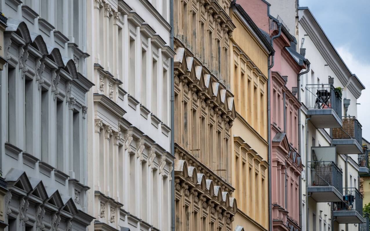 Blick auf sanierte Fassaden der Altbauwohnungen im Berliner Bezirk Prenzlauer Berg. (zu dpa: «Linke beklagt Mietwucher in Berlin»)