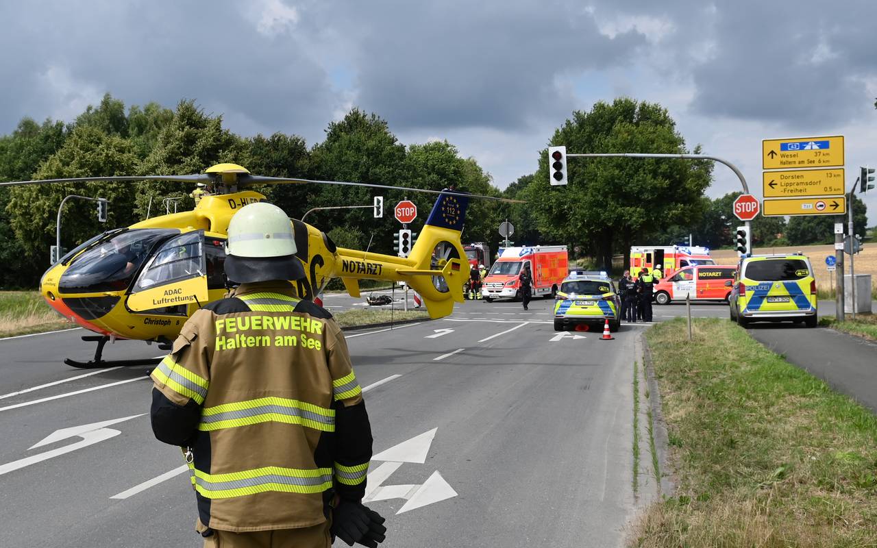 Ein Rettungshubschrauber landete auf der Kreuzung in Haltern-Lippramsdorf, um den verletzten Motorradfahrer ins Krankenhaus zu fliegen.