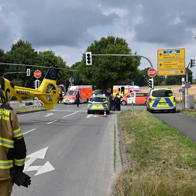 Ein Rettungshubschrauber landete auf der Kreuzung in Haltern-Lippramsdorf, um den verletzten Motorradfahrer ins Krankenhaus zu fliegen.