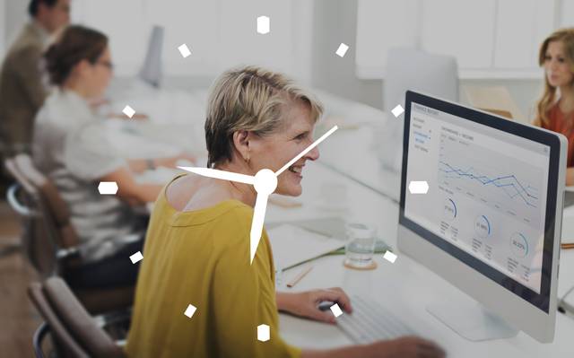 Frauen arbeiten im Büro am PC.