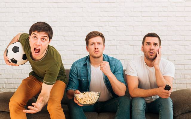 Männer schauen Fußballspiel im TV.