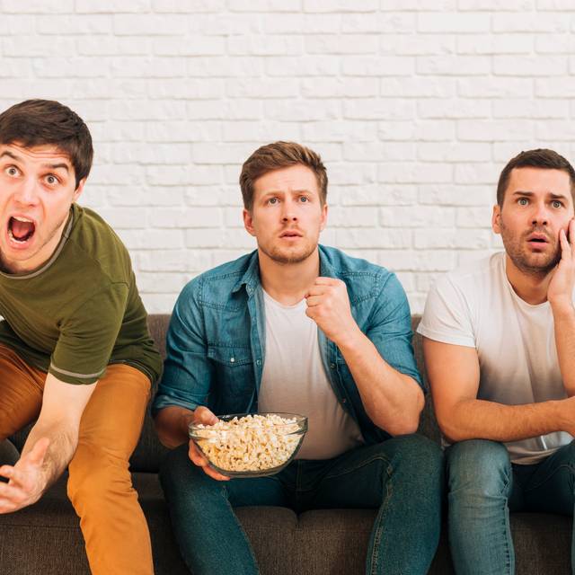 Männer schauen Fußballspiel im TV.