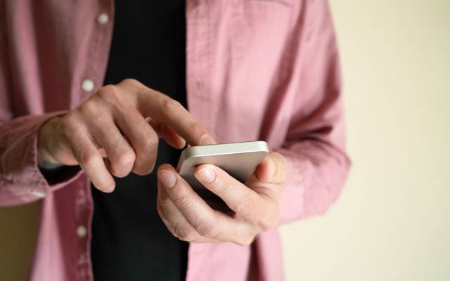 Mann hält Smartphone in der Hand