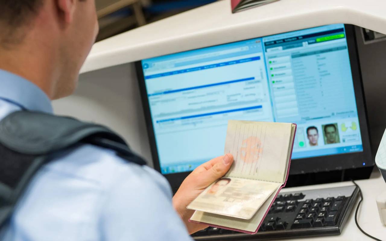 Bundespolizei macht Passkontrolle.