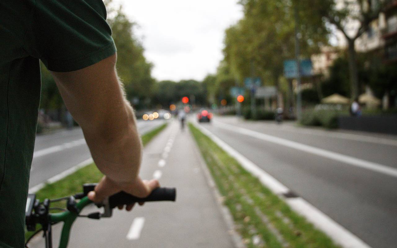 Radfahrer auf dem Radweg.
