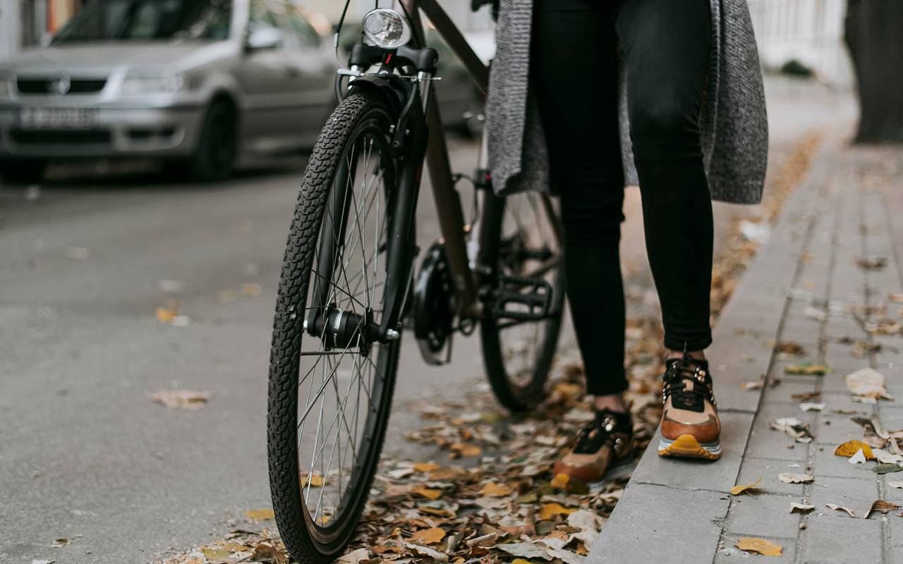 Symbolbild: Fahrradfahrerin auf der Straße
