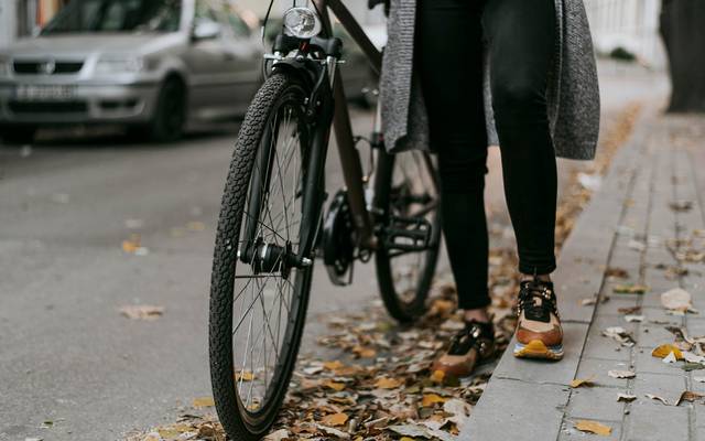 Symbolbild: Fahrradfahrerin auf der Straße