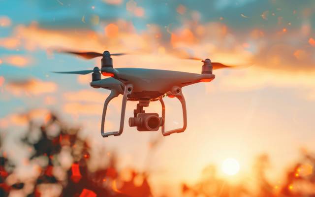 Drohne fliegt durch die Luft.