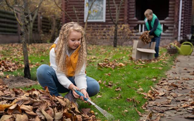 Symbolbild: Kinder machen Gartenarbeit
