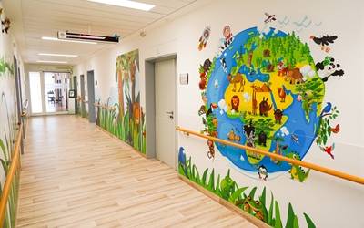 Großflächige und bunte Tiermotive sowie eine Weltkugel sind Teil des Gestaltungskonzepts der Kinderklinik Marl.