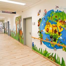 Großflächige und bunte Tiermotive sowie eine Weltkugel sind Teil des Gestaltungskonzepts der Kinderklinik Marl.