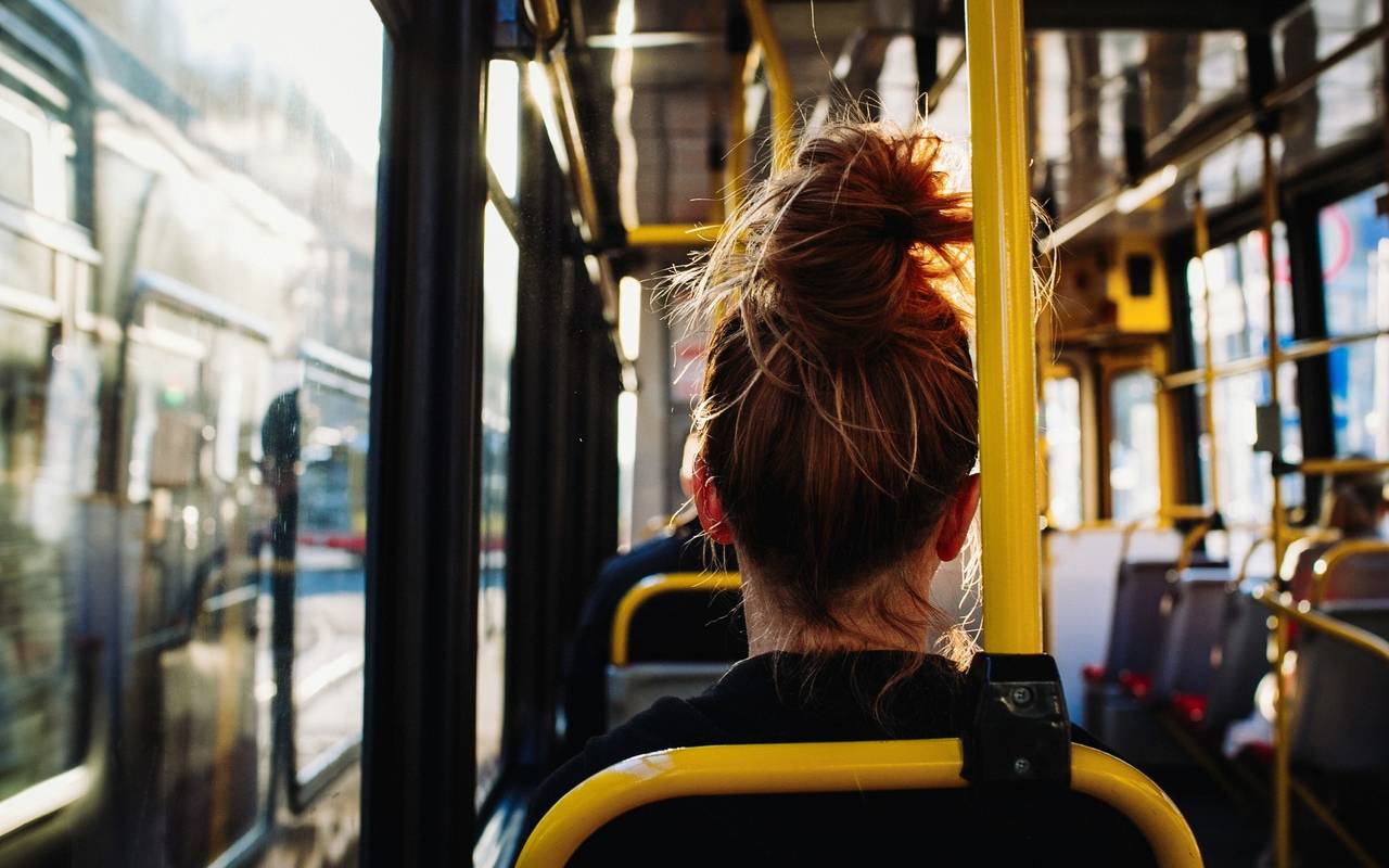Symbolbild: Frau sitzt im Bus
