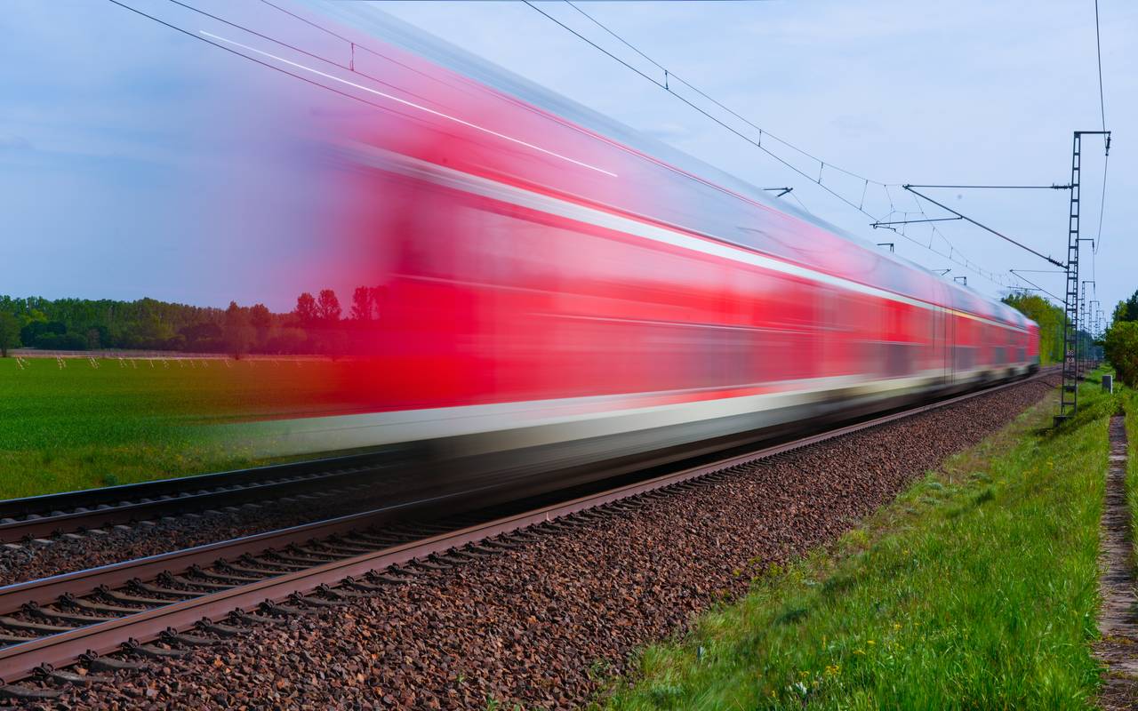 Unterwegs mit dem Regionalexpress von DB Regio Nordost. Motiv mit Bewegungsunschärfe bei Trebbin.
