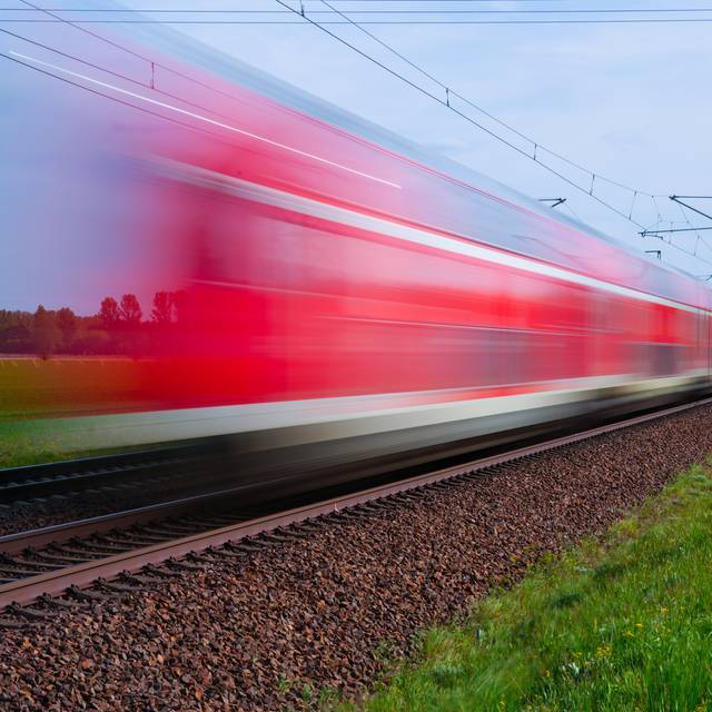 Unterwegs mit dem Regionalexpress von DB Regio Nordost. Motiv mit Bewegungsunschärfe bei Trebbin.
