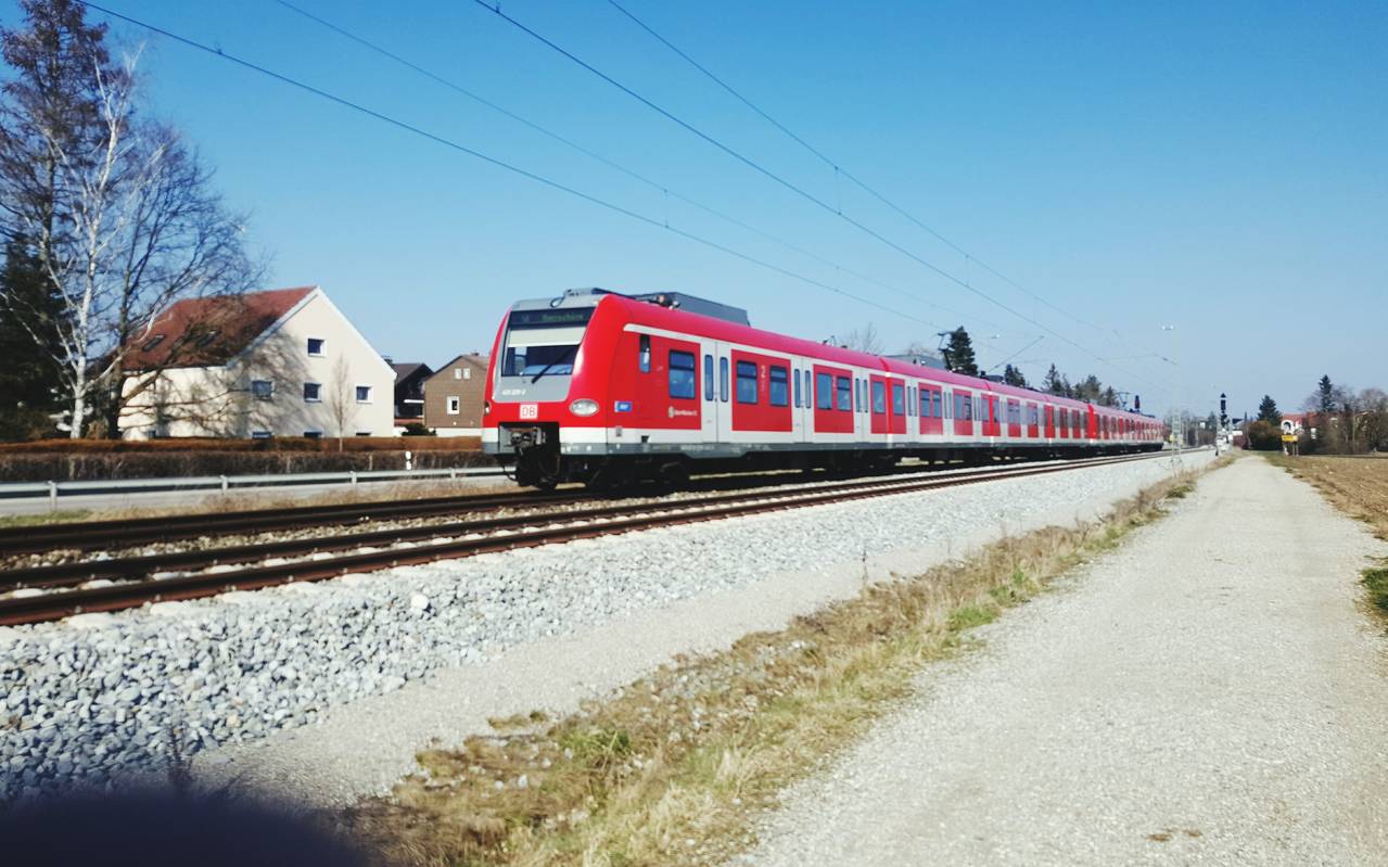 Symbolbild: Zug auf Gleise