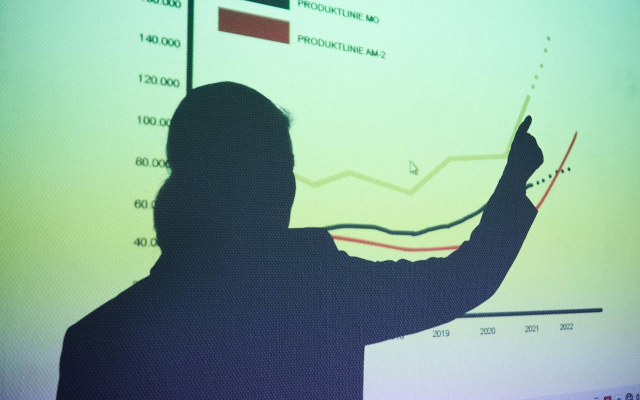 Frau hält eine Präsentation