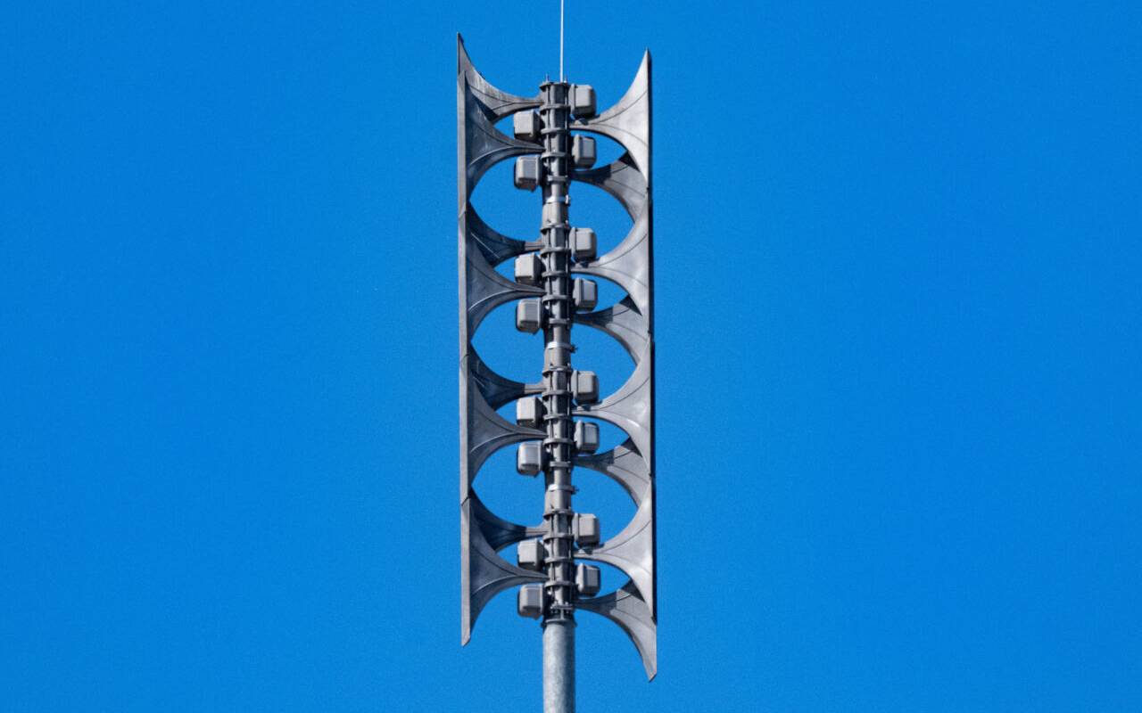 Moderne Sirene zur Warnung der Bevölkerung bei Katastrophen- oder Notfällen stehen auf einem Hausdach