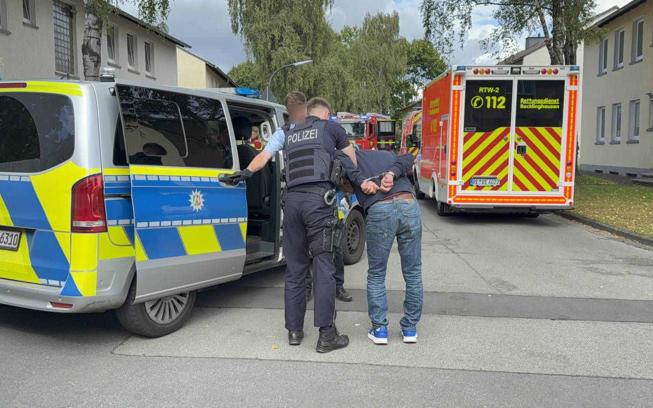Der Täter wurde von der Recklinghäuser Polizei in Handschellen abgeführt.