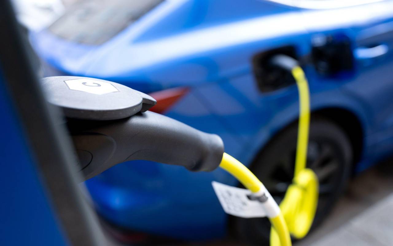 Elektroauto an Ladesäulen